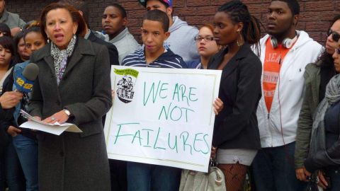 La congresista  Nydia Velázquez (izq.), se unió a la lucha de estudiantes y profesores de la secundaria Bushwick Community HS para evitar su cierre.