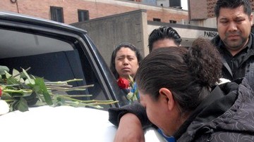 Una de las hijas de Clara Almazo intenta aferrarse al ataúd con el cuerpo de su madre tras la misa en la iglesia Nuestra Señora de Monte Carmelo en Staten Island.
