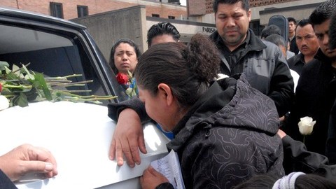 Una de las hijas de Clara Almazo intenta aferrarse al ataúd con el cuerpo de su madre tras la misa en la iglesia Nuestra Señora de Monte Carmelo en Staten Island.