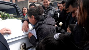 Una de las hijas de Clara Almazo intenta aferrarse al ataúd con el cuerpo de su madre tras la misa en la iglesia Nuestra Señora de Monte Carmelo en Staten Island.