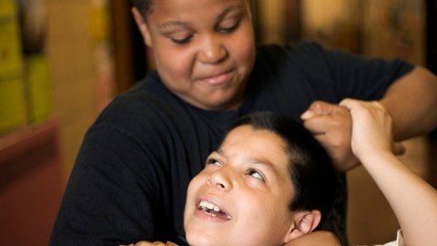 Muchos niños son víctimas de abuso tanto físico como verbal en sus escuelas.