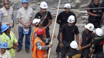 Un grupo de socorristas que participaron en las operaciones de rescate de nueve mineros atrapados.