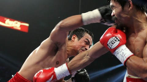 Juan Manuel Márquez conecta un derechazo en el rostro de Manny Pacquiao.