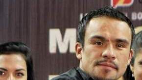 Juan Manuel Márquez (izq.) y Serhiy Fedchenko en la rueda de prensa de ayer previa a su pelea  del sábado en la Nueva Arena México..