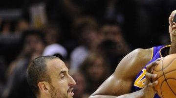 Andrew Bynum (c), disputa un balón con los jugadores de San Antonio Spurs, Manu Ginoblili (i)  y Tiago Splitter (d) .