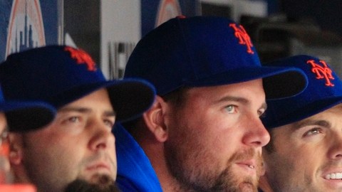David Wright (der.), lesionado de los Mets, aparece observando el juego de ayer junto a Mike Pelfrey (centro) y Dillon Gee.