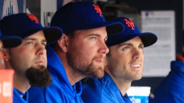 David Wright (der.), lesionado de los Mets, aparece observando el juego de ayer junto a Mike Pelfrey (centro) y Dillon Gee.
