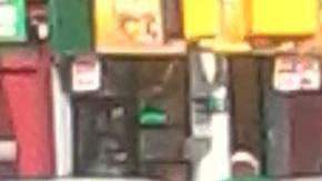 En la imagen se observa el cuerpo ya cubierto del ladrón fallecido.