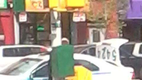 En la imagen se observa el cuerpo ya cubierto del ladrón fallecido.