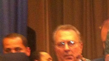 Leonel Fernández saluda a uno de sus simpatizantes durante el encuentro en el colegio Hermanas Mirabal del Alto Manhattan.