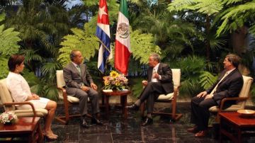 El presidente de México, Felipe Calderón Hinojosa, fue recibido oficialmente por su homólogo de Cuba, Raúl Castro.