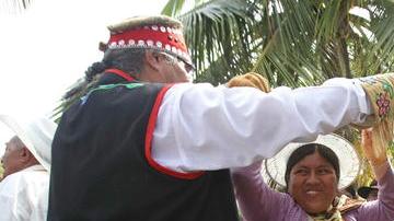 Una indígena boliviana (c) baila con un nativo canadiense (i), durante el comienzo de la reunión de líderes indígenas.