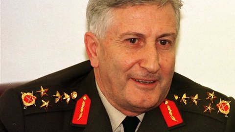 Imagen de Çevik Bir, segundo al mando del Ejército turco en 1997, cuando la milicia obligó al Premier de aquel país a renunciar.