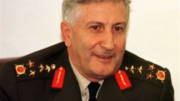 Imagen de Çevik Bir, segundo al mando del Ejército turco en 1997, cuando la milicia obligó al Premier de aquel país a renunciar.