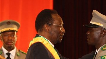 Traoré, presidente interino y Haya Sanogo, líder del golpe militar, en la ceremonia de protesta del primero.