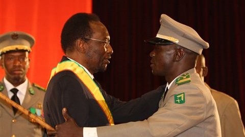 Traoré, presidente interino y Haya Sanogo, líder del golpe militar, en la ceremonia de protesta del primero.