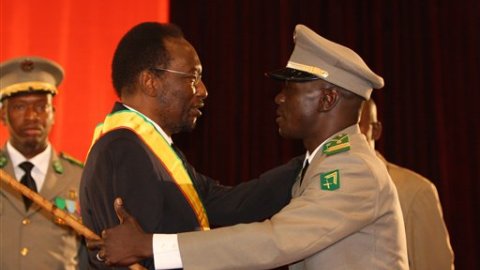 Traoré, presidente interino y Haya Sanogo, líder del golpe militar, en la ceremonia de protesta del primero.