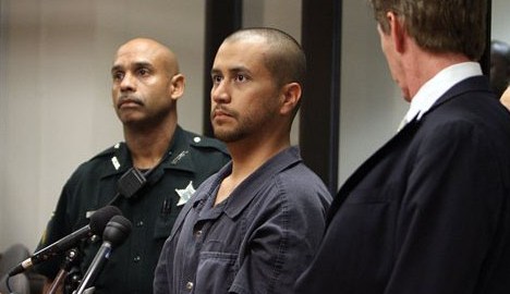 George Zimmerman (al centro) junto a su abogado, Mark O'Mara durante la vista celebrada hoy.