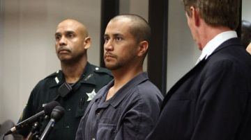 George Zimmerman (al centro) junto a su abogado, Mark O'Mara durante la vista celebrada hoy.