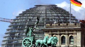 Las iniciativas que dudan de la constitucionalidad de los pactos fiscales europeos serán sometidas al Bundestag, parlamento federal alemán.