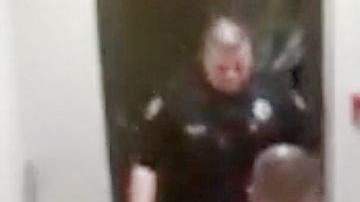 En el video se ve a Zimmerman mientras es escoltado por policías.