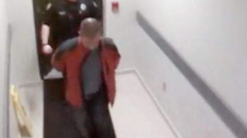 En el video se ve a Zimmerman mientras es escoltado por policías.