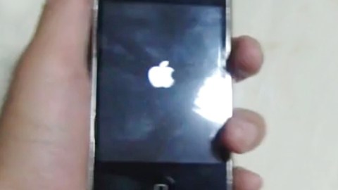 Imágenes de los teléfonos iPhone falsos comprados por dos personas que 'se tragaron el cuento'.