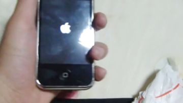 Imágenes de los teléfonos iPhone falsos comprados por dos personas que 'se tragaron el cuento'.