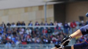 Justin Morneau ya conectó y esa pelota va a viajar por arriba de la cerca para encabezar la remontada y la victoria de  Mellizos ante Angels.