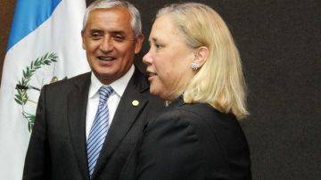 El presidente, Otto Pérez Molina, habla con la senadora demócrata por el estado de Luisiana Mary Landrieu, quien estuvo de visita ayer en Ciudad de Guatemala.