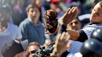 El catcher Russell Martin llegó hasta el "dugout" buscando la pelota que intentó batear el angelino Albert Pujols