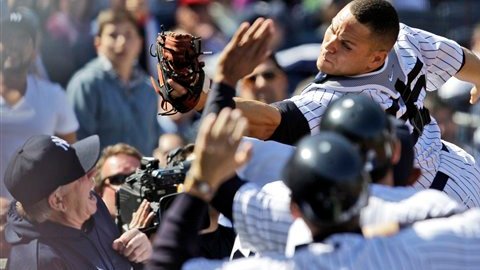 El catcher Russell Martin llegó hasta el "dugout" buscando la pelota que intentó batear el angelino Albert Pujols