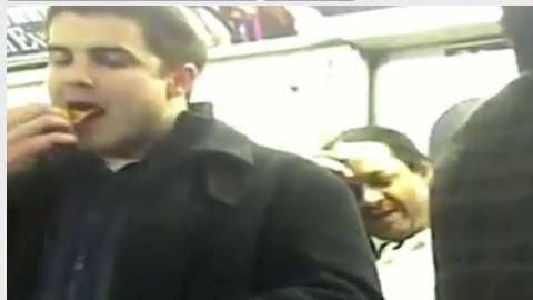 Sonder, quien es arquitecto de profesión, se convirtió en un héroe nacional luego de que lograra detener el enfrentamiento con sólo pararse  entre los combatientes.