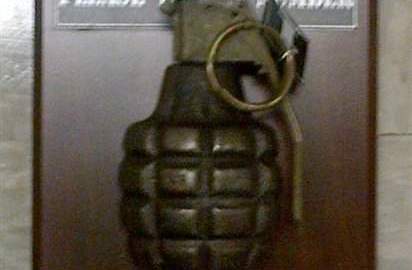 Al llevar al trabajo esta granada de juguete, un empleado provocó ayer el desalojo del World Financial Center de Nueva York.