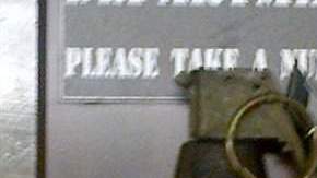 Al llevar al trabajo esta granada de juguete, un empleado provocó ayer el desalojo del World Financial Center de Nueva York.