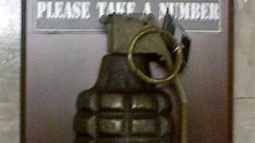 Al llevar al trabajo esta granada de juguete, un empleado provocó ayer el desalojo del World Financial Center de Nueva York.