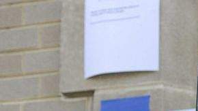 Un cartel llama al voto en inglés y español.