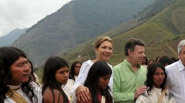 El presidente de Chile, Sebastián Piñera (d-c), quien fue el primer en llegar a Colombia, y su homólogo colombiano, Juan Manuel Santos (i-c), acompañados de sus esposas e indígenas durante su visita ayer a la Sierra Nevada de Santa Marta.