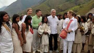 El presidente de Chile, Sebastián Piñera (d-c), quien fue el primer en llegar a Colombia, y su homólogo colombiano, Juan Manuel Santos (i-c), acompañados de sus esposas e indígenas durante su visita ayer a la Sierra Nevada de Santa Marta.