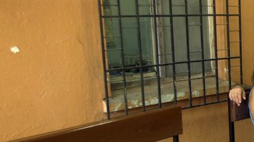 Pacientes con dengue esperan ser atendidos en un hospital de Quito.