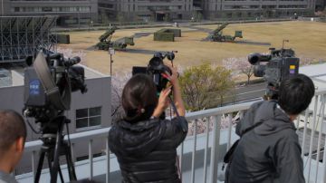 Camarográfos y fotoperiodistas esperan la tirada en vivo del misil norcoreano.