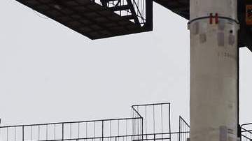 Vista del cohete instalado en la estación satelital Sohae, ubicada en Tongchang-ri.