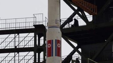 Vista del cohete instalado en la estación satelital Sohae, ubicada en Tongchang-ri.