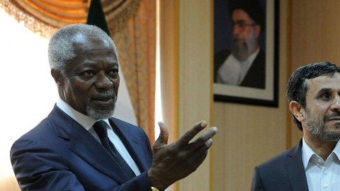 Kofi Annan (i) dijo  al Consejo de Seguridad de la ONU que   Siria  no ha cumplido con la demanda del consejo de retirar las tropas.