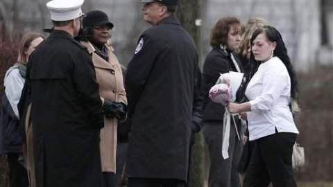 Bobbie Kugler, de blanco, a la derecha, lucía sumamente apesadumbrada en los funerales de los menores.