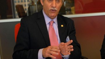 Guillermo Linares, en la redacción de EL DIARIO, anunció ayer su decisión.