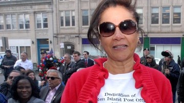Aida Méndez, cuñada del sargento Angel Méndez, muestra una camiseta con la foto del militar muerto en Vietnam el 16 de marzo de 1967 y que fue honrado ayer.