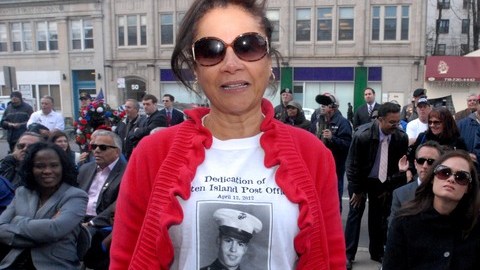 Aida Méndez, cuñada del sargento Angel Méndez, muestra una camiseta con la foto del militar muerto en Vietnam el 16 de marzo de 1967 y que fue honrado ayer.