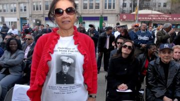 Aida Méndez, cuñada del sargento Angel Méndez, muestra una camiseta con la foto del militar muerto en Vietnam el 16 de marzo de 1967 y que fue honrado ayer.