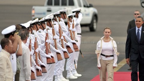 El presidente, Barack  Obama, es recibido con honores al igual que sus homólogos americanos en su llegada a Cartagena, Colombia.